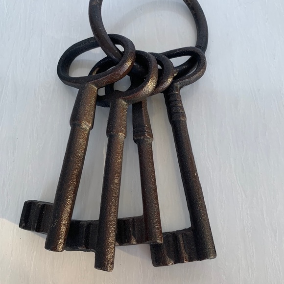 Pottery barn - fake decorative jailer's keys - Picture 2 of 3